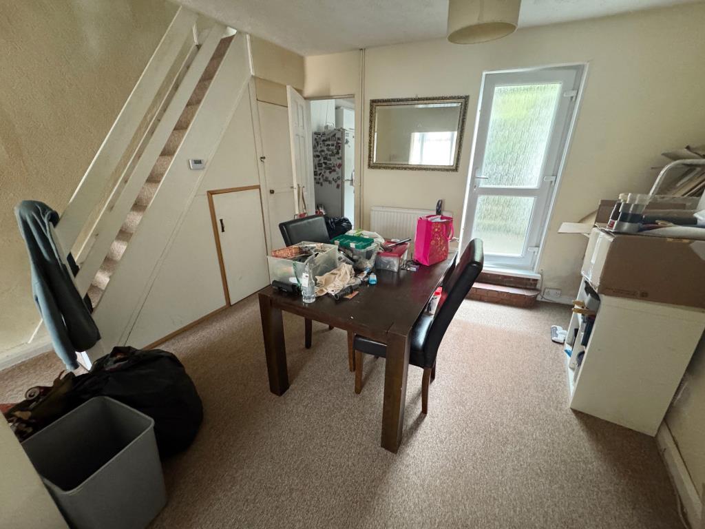 Lot: 20 - THREE-BEDROOM TERRACE HOUSE FOR IMPROVEMENT - Dining room
